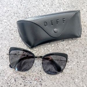 Diff Eyewear Izzy Sunglasses in black